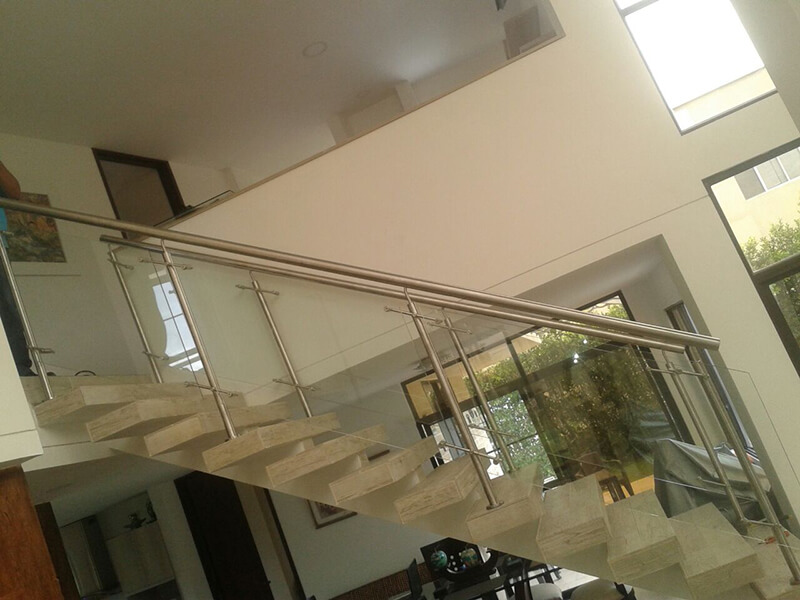 Escaleras y barandas